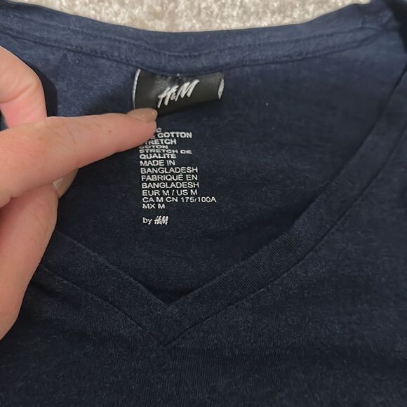 H&M men’s blue v neck - Picture 2 of 2